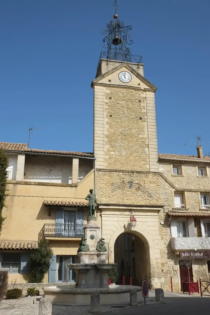 Uhrenturm in Connaux