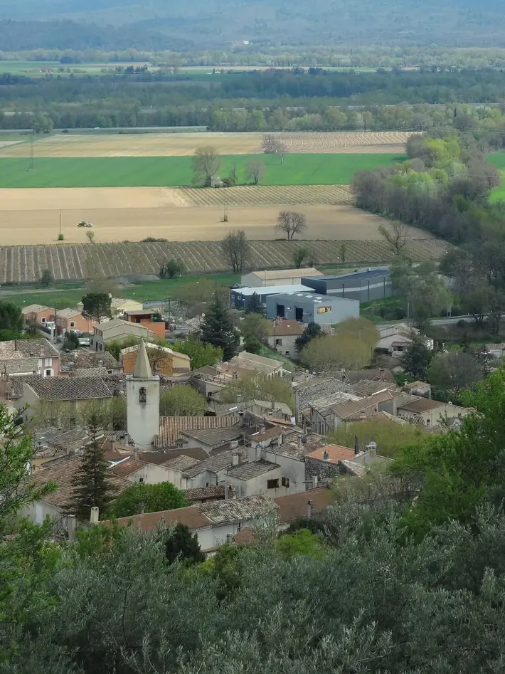 This file was uploaded with Commonist . Village de Corbières-en-Provence, plaine de la Durance