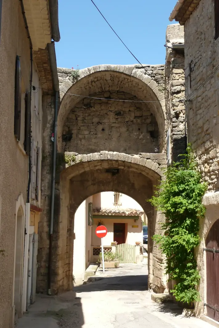 Enceinte médiévale de Cucuron (Vaucluse, France).