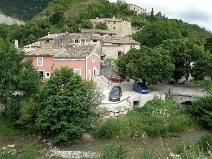 Eygaliers (Drôme, France). Vue générale du bourg. À l'avant-plan, ruisseau de Derboux.