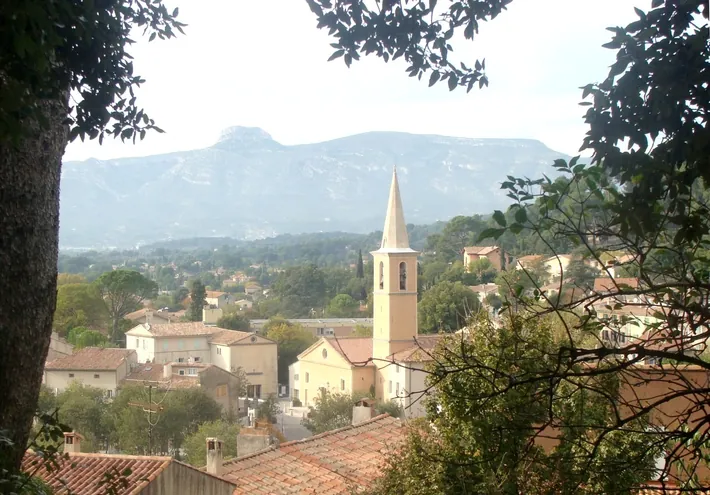 Le bourg de Gémenos et le massif du Garlaban.