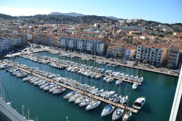 Vue du port de La Seyne-sur-Mer depuis le sommet du pont levant. Au fond, l'église Notre-Dame-de-Bon-Voyage.