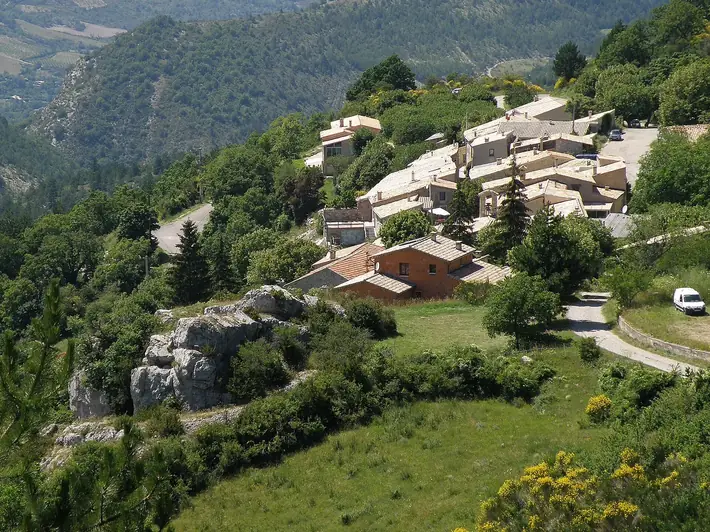 Le Poët-en-Percip (Drôme, France). Vue d'ensemble.