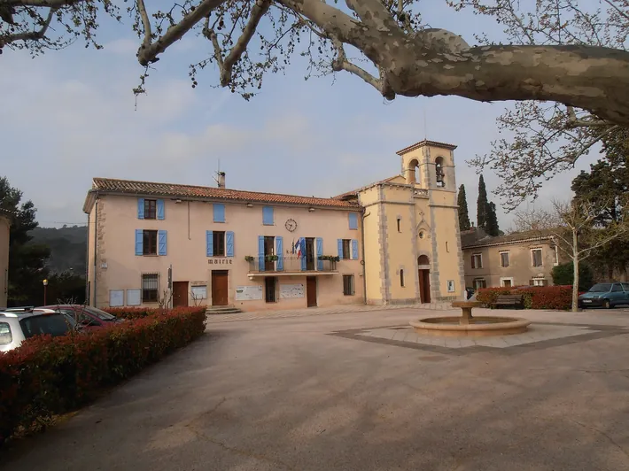 Le Thoronet (Var) La mairie, l'église et la place du village