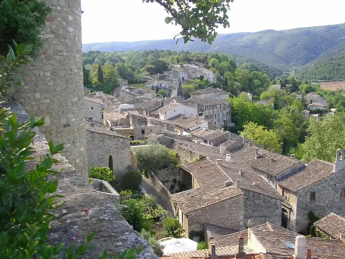 Veduta del paese di Menerbes
