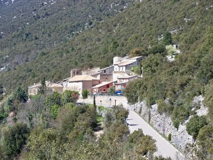 vue sur le village de Saint-Léger-du-Ventoux (84), route départementale D40