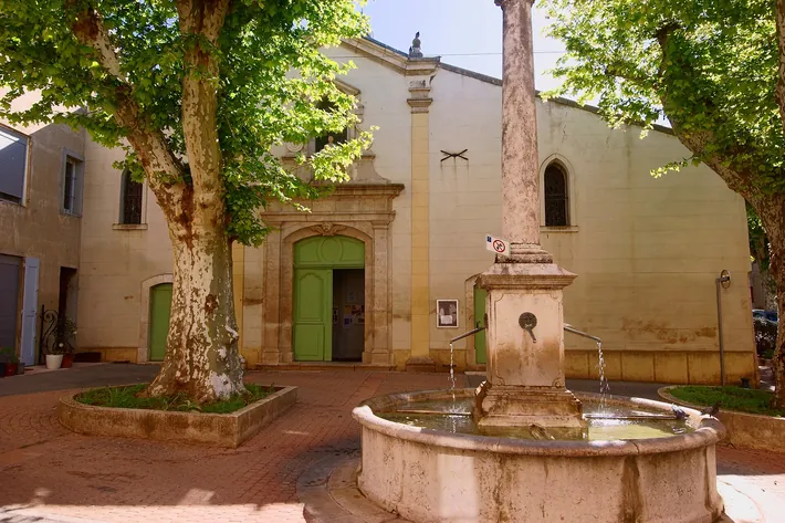 La place de l'Église à Saint-Zacharie ( Var , Provence-Alpes-Côte d'Azur , France).