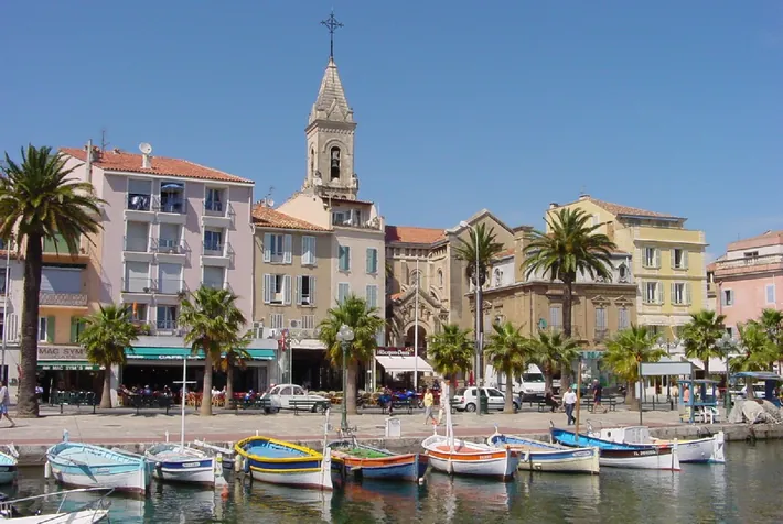 L'église et le port de Sanary-sur-Mer .