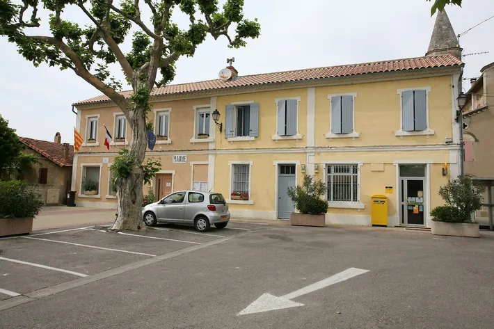 Mairie et poste de Travaillan (commune de Vaucluse)