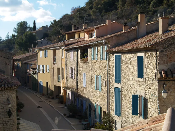 Rue de Vitrolles en Luberon